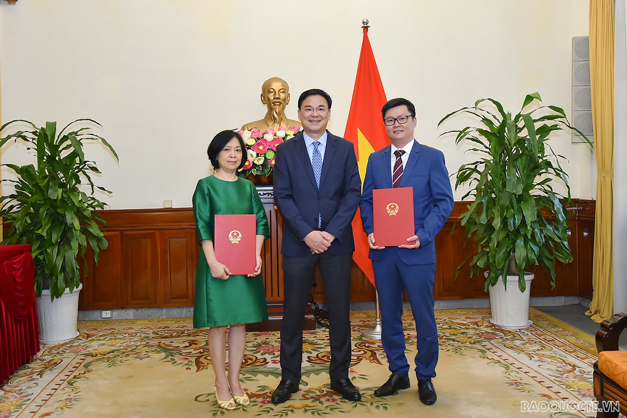 Thứ trưởng Phạm Quang Hiệu nhấn mạnh, đây là những cán bộ dày dạn kinh nghiệm công tác và cho rằng các cán bộ sẽ góp phần tăng cường lực lượng lãnh đạo cho các đơn vị, tiếp tục xây dựng tập thể đơn vị đoàn kết, đóng góp vào nhiệm vụ chính trị chung của Bộ.