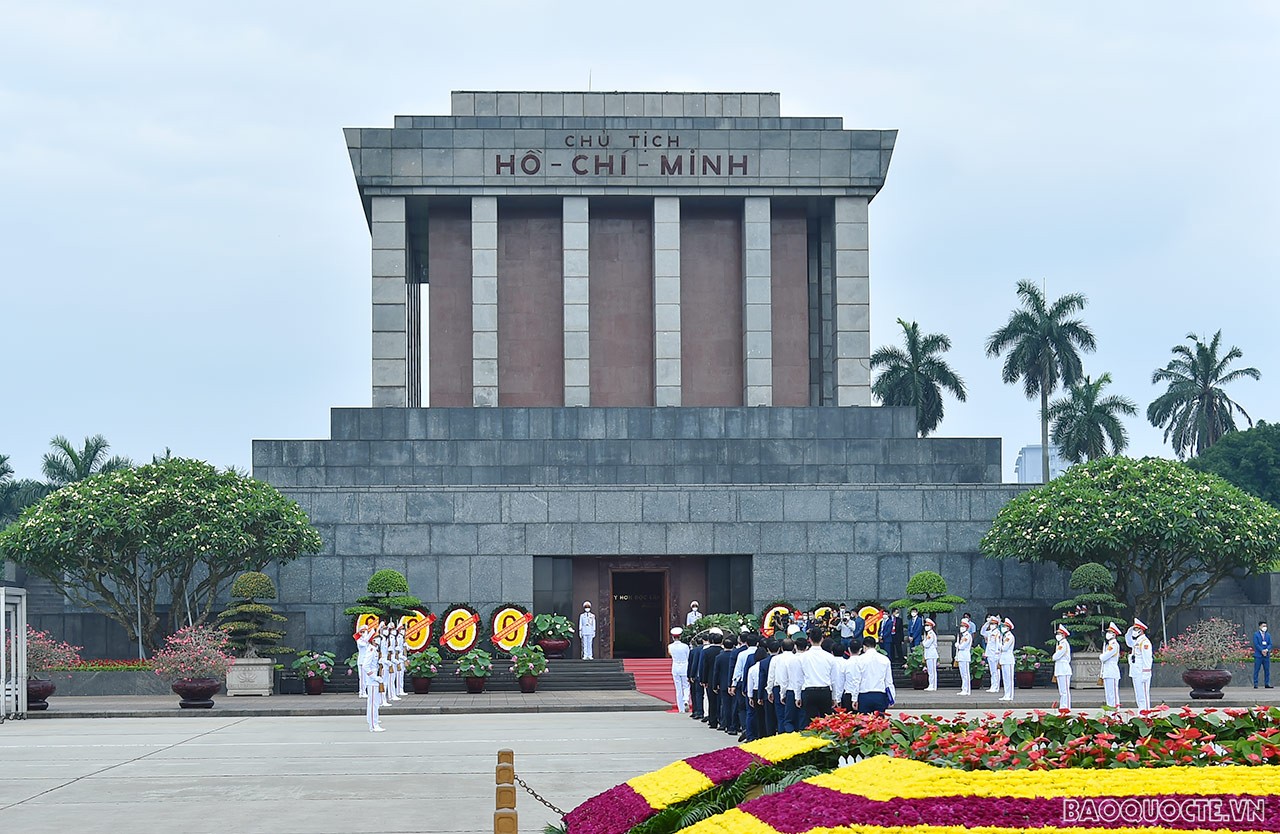 Lãnh đạo Bộ Ngoại giao vào Lăng viếng Bác nhân dịp kỷ niệm 132 năm Ngày sinh Chủ tịch Hồ Chí Minh