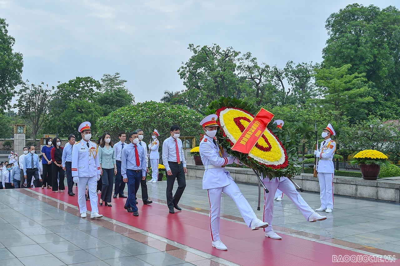 Tiếp đó, Đoàn đại biểu đã tới đặt vòng hoa, dâng hương tưởng niệm các Anh hùng Liệt sỹ tại Đài Tưởng niệm các Anh hùng Liệt sỹ trên đường Bắc Sơn.