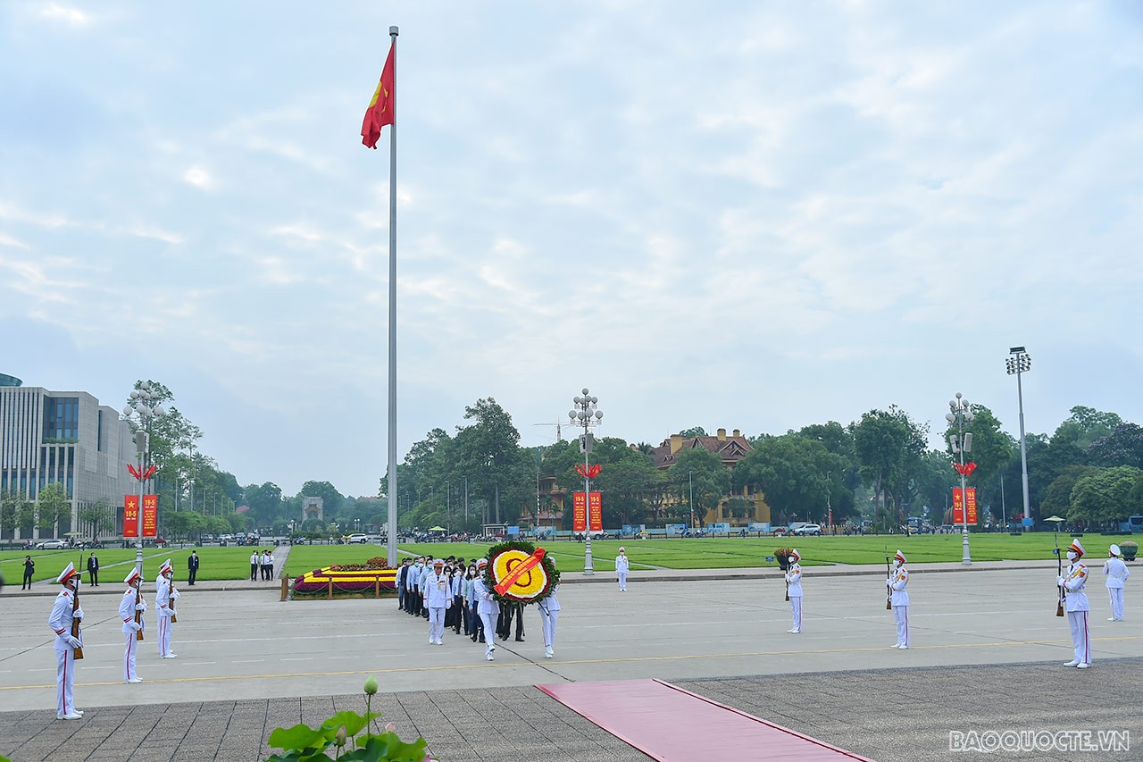 Lãnh đạo Bộ Ngoại giao vào Lăng viếng Bác nhân dịp kỷ niệm 132 năm Ngày sinh Chủ tịch Hồ Chí Minh