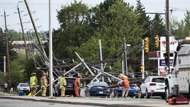 Lính cứu hỏa và nhân viên cứu hộ dọn dẹp hiện trường sau khi giông bão mạnh quét qua các tỉnh Ontario, Canada ngày 21/5. (Nguồn: ici.radio-canada.ca)