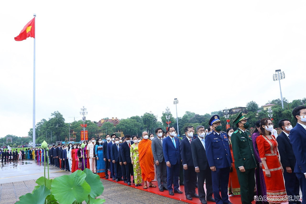 Sáng nay 23/5, Các đồng chí lãnh đạo Đảng, Nhà nước cùng các đại biểu Quốc hội đặt vòng hoa và vào Lăng viếng Chủ tịch Hồ Chí Minh. (Ảnh: Văn Điệp)