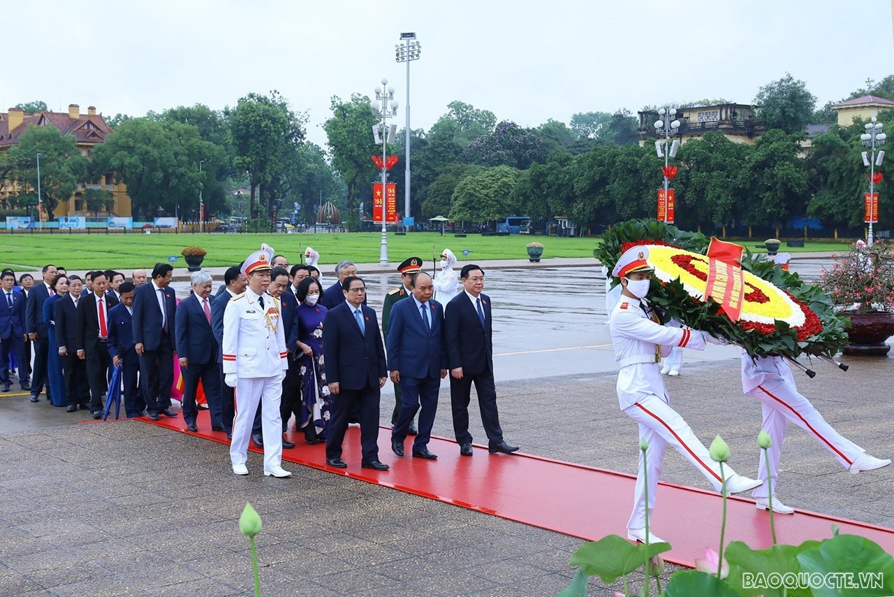Sáng nay 23/5, Các đồng chí lãnh đạo Đảng, Nhà nước cùng các đại biểu Quốc hội đặt vòng hoa và vào Lăng viếng Chủ tịch Hồ Chí Minh. (Ảnh: Văn Điệp)