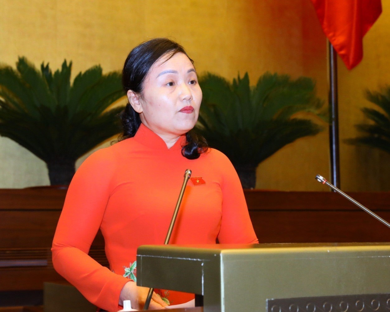 Phó Chủ nhiệm Ủy ban Tài chính, Ngân sách của Quốc hội Phạm Thúy Chinh trình bày Báo cáo thẩm tra về công tác thực hành tiết kiệm, chống lãng phí năm 2021.