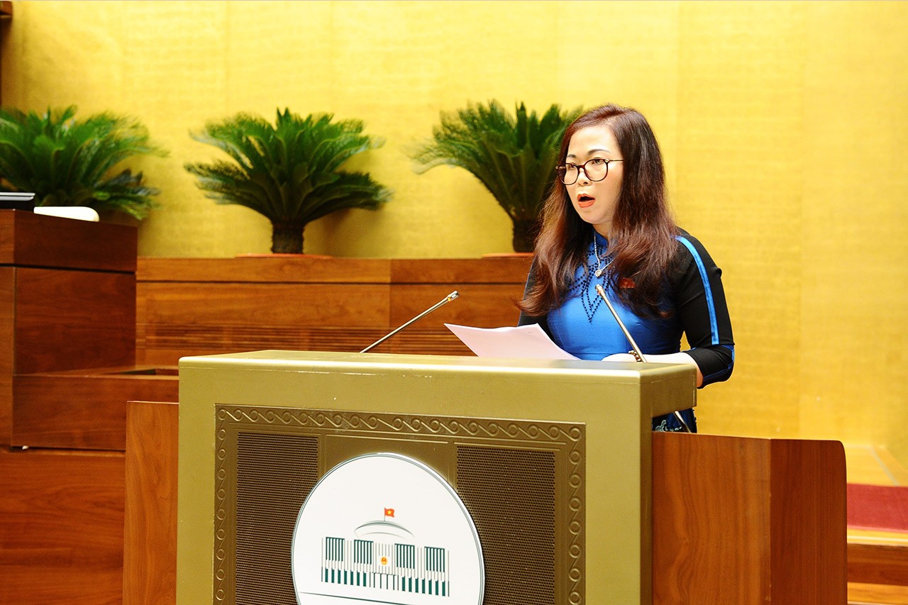Phó Chủ nhiệm Ủy ban Tài chính, Ngân sách của Quốc hội Vũ Thị Lưu Mai trình bày Báo cáo thẩm tra dự thảo Nghị quyết về thí điểm một số cơ chế, chính sách đặc thù phát triển tỉnh Khánh Hòa.
