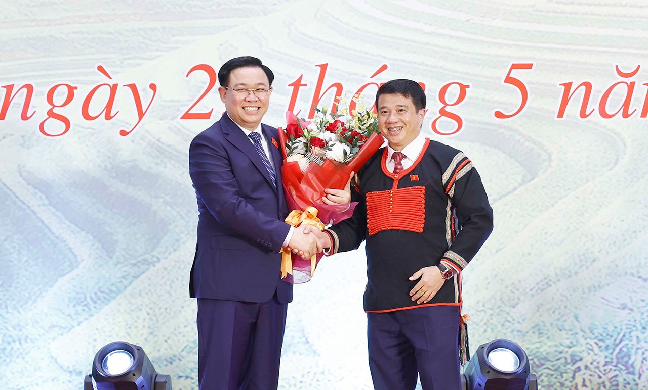 Chủ tịch Hội đồng Dân tộc của Quốc hội Y Thanh Hà Niê Kđăm tặng hoa Chủ tịch Quốc hội Vương Đình Huệ. 