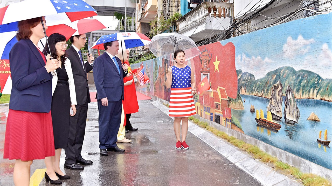 Họa sỹ Nguyễn Thu Thuỷ giới thiệu đoạn tranh gốm Vịnh Hạ Long với Đại sứ Hoa Kỳ Marc E.Knapper và cán bộ ngoại giao hai nước.
