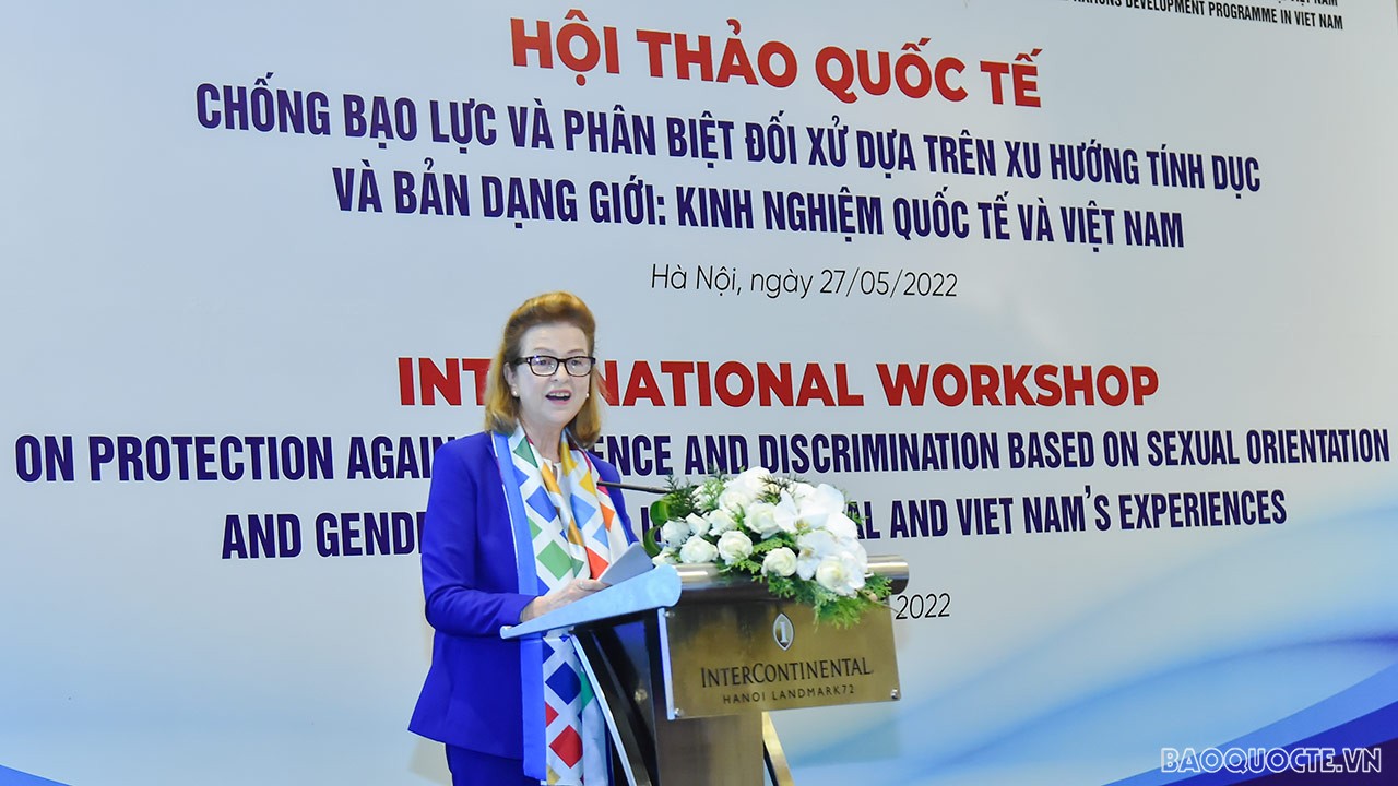 bà Caitlin Wiesen, Quyền Điều phối viên Thường trú Liên hợp quốc, Trưởng Đại diện UNDP tại Việt Nam hoan nghênh những bước tiến và nỗ lực của Việt Nam thúc đẩy hợp tác và đối thoại nhằm chống bạo lực và phân biệt đối xử dựa trên xu hướng tính dục và bản dạng giới. bà Caitlin Wiesen, Quyền Điều phối viên Thường trú Liên hợp quốc, Trưởng Đại diện UNDP tại Việt Nam hoan nghênh những bước tiến và nỗ lực của Việt Nam thúc đẩy hợp tác và đối thoại nhằm chống bạo lực và phân biệt đối xử dựa trên xu hướng tính dục và bản dạng giới.