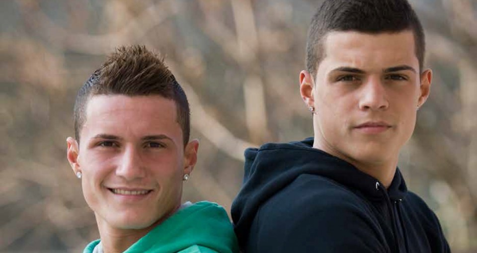 anh em nha xhaka va cau chuyen ve niem tu hao dan toc