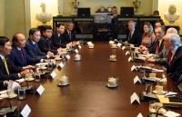 khong ngung xich lai gan nhau hon