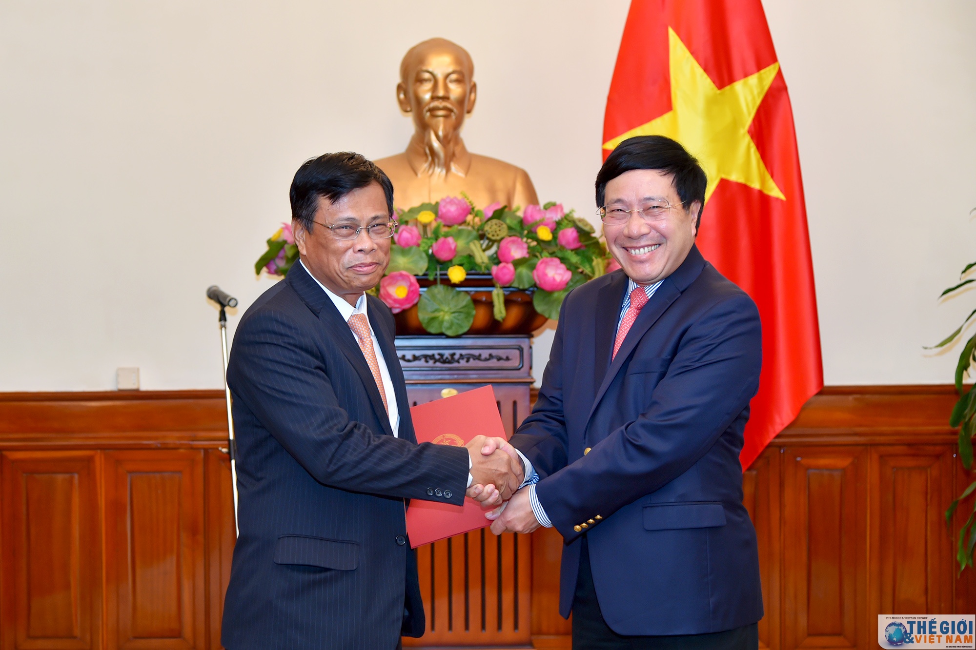 bo ngoai giao trao quyet dinh bo nhiem thu truong cac don vi