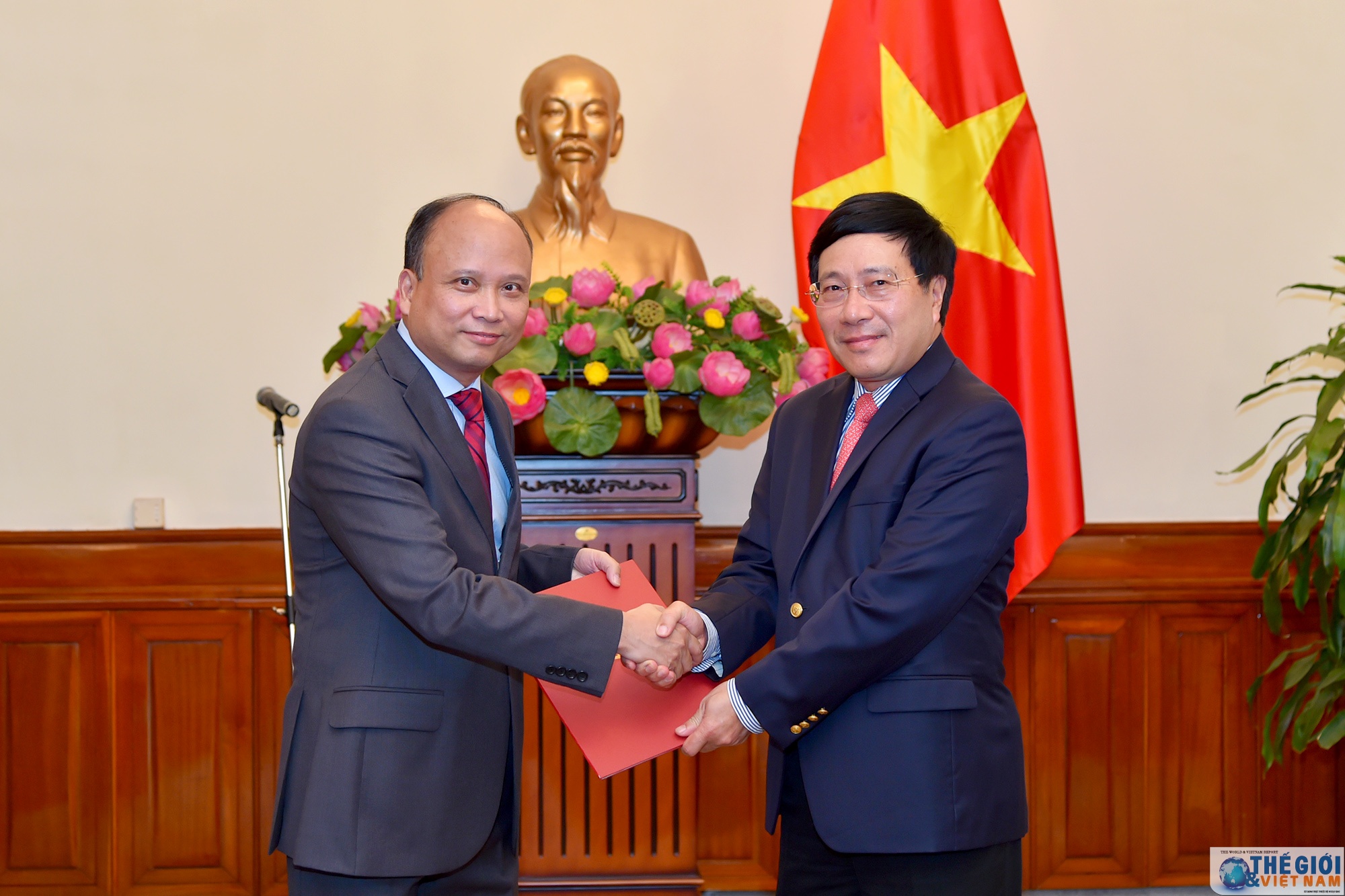 bo ngoai giao trao quyet dinh bo nhiem thu truong cac don vi