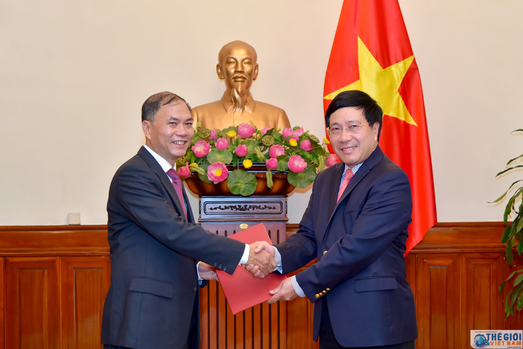 bo ngoai giao trao quyet dinh bo nhiem thu truong cac don vi