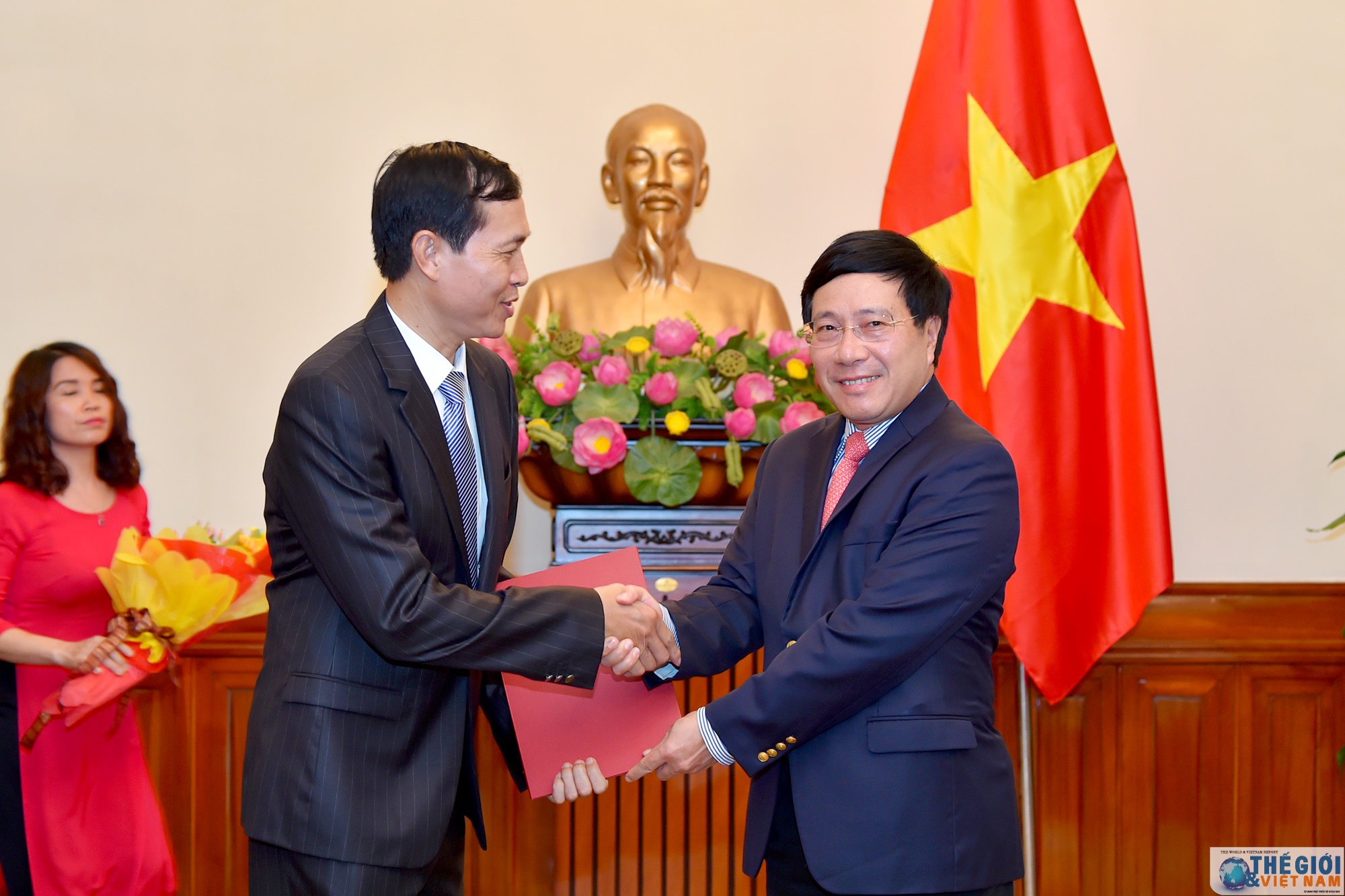 bo ngoai giao trao quyet dinh bo nhiem thu truong cac don vi