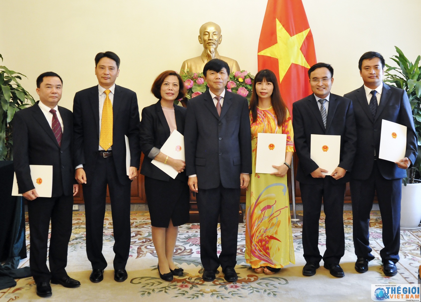 bo ngoai giao trao quyet dinh dieu dong phan cong can bo cap vu