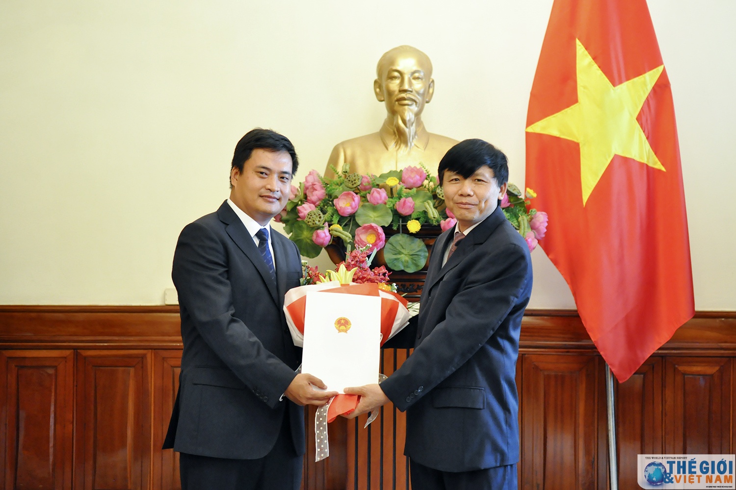 bo ngoai giao trao quyet dinh dieu dong phan cong can bo cap vu