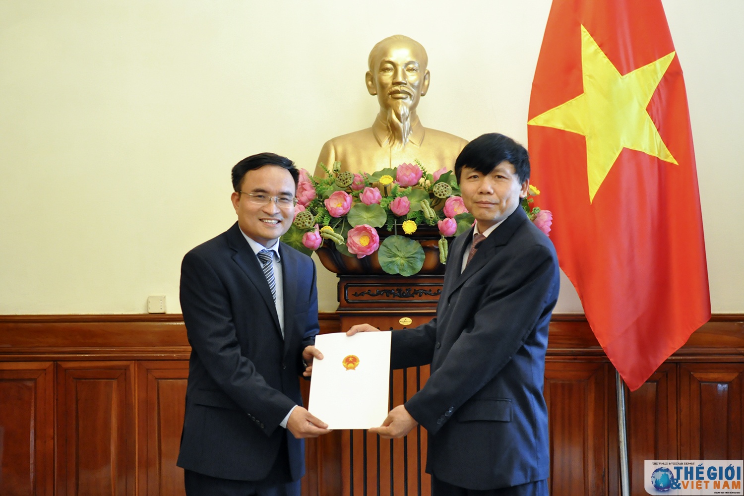 bo ngoai giao trao quyet dinh dieu dong phan cong can bo cap vu