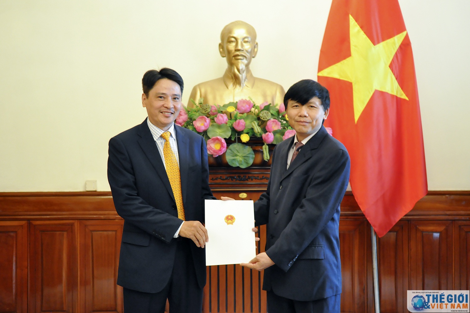 bo ngoai giao trao quyet dinh dieu dong phan cong can bo cap vu