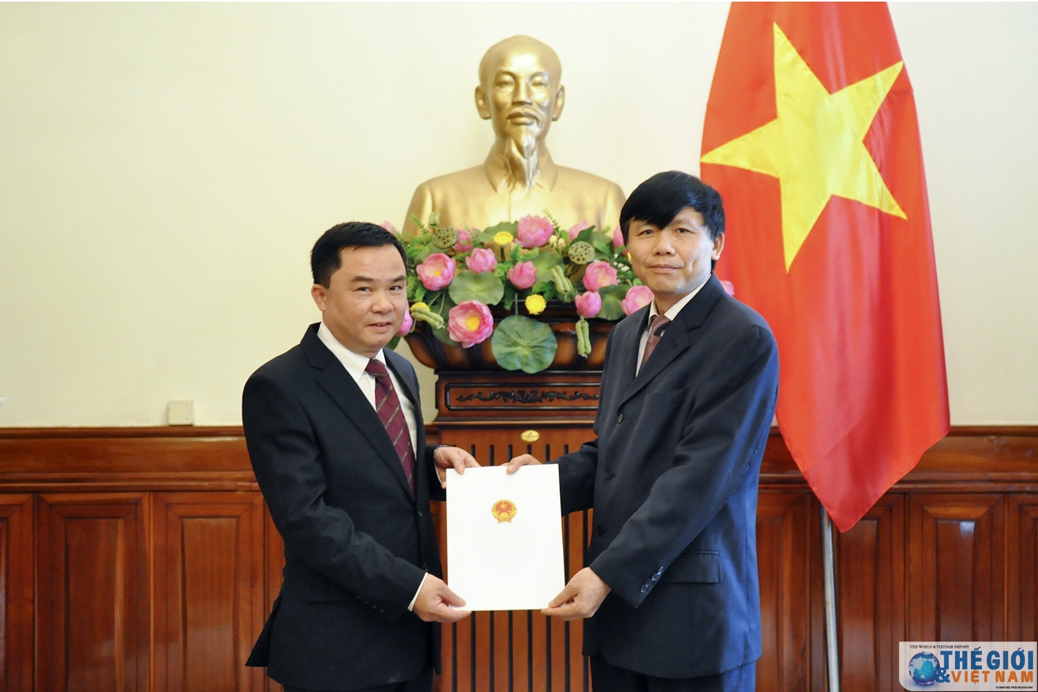 bo ngoai giao trao quyet dinh dieu dong phan cong can bo cap vu