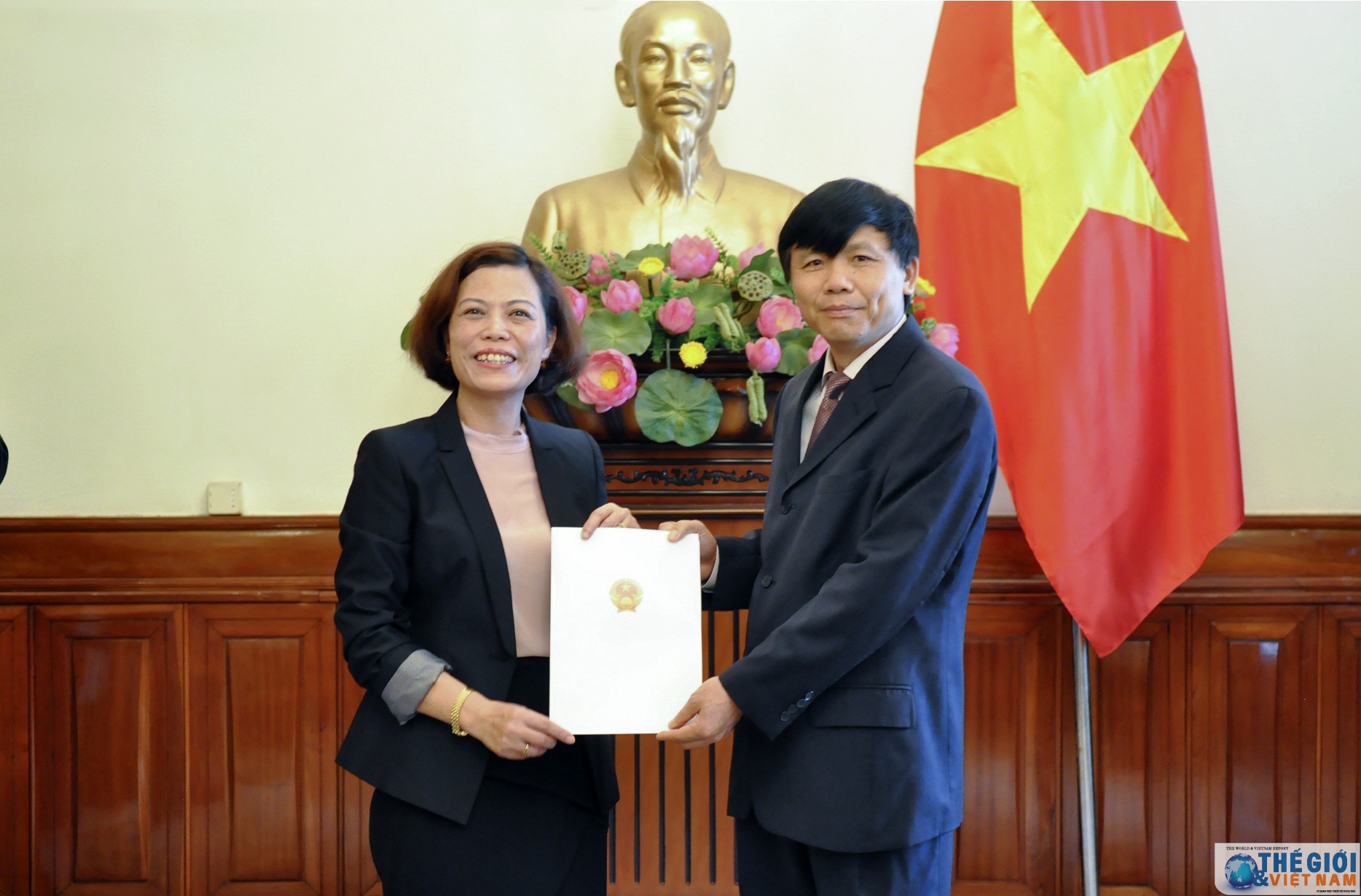 bo ngoai giao trao quyet dinh dieu dong phan cong can bo cap vu