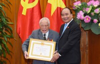 trao huy hieu dang cho dang vien dang bo co quan van phong quoc hoi