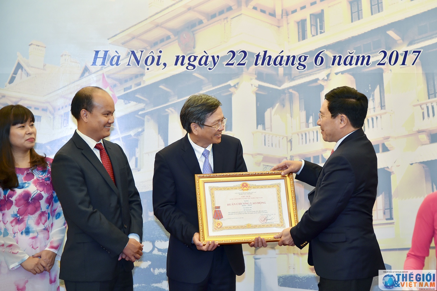 vu chau my bo ngoai giao don nhan huan chuong lao dong hang nhat lan thu hai