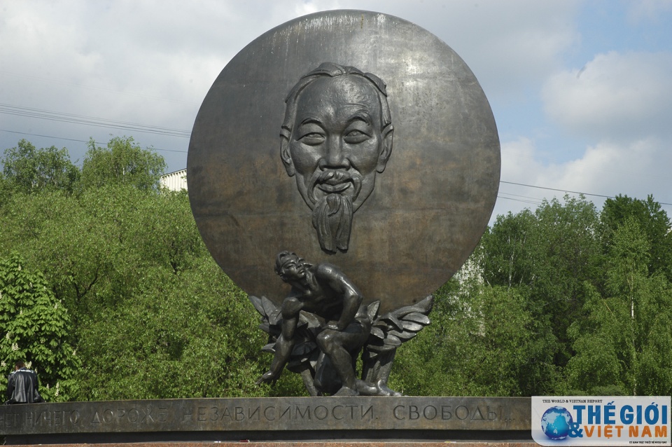 Chủ tịch nước thăm Tượng đài Chủ tịch Hồ Chí Minh và Đài tưởng niệm Liệt sĩ vô danh tại Nga chu tich nuoc tham tuong dai chu tich ho chi minh va dai tuong niem liet si vo danh tai nga