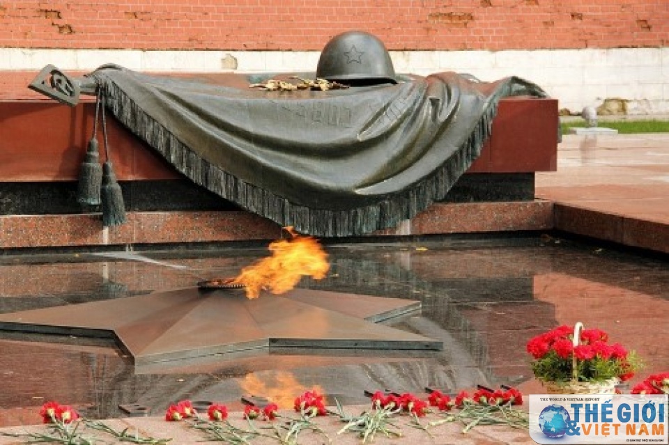 Chủ tịch nước thăm Tượng đài Chủ tịch Hồ Chí Minh và Đài tưởng niệm Liệt sĩ vô danh tại Nga chu tich nuoc tham tuong dai chu tich ho chi minh va dai tuong niem liet si vo danh tai nga