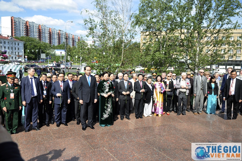Chủ tịch nước thăm Tượng đài Chủ tịch Hồ Chí Minh và Đài tưởng niệm Liệt sĩ vô danh tại Nga chu tich nuoc tham tuong dai chu tich ho chi minh va dai tuong niem liet si vo danh tai nga