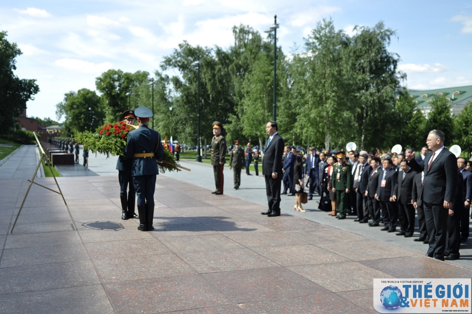 Chủ tịch nước thăm Tượng đài Chủ tịch Hồ Chí Minh và Đài tưởng niệm Liệt sĩ vô danh tại Nga chu tich nuoc tham tuong dai chu tich ho chi minh va dai tuong niem liet si vo danh tai nga