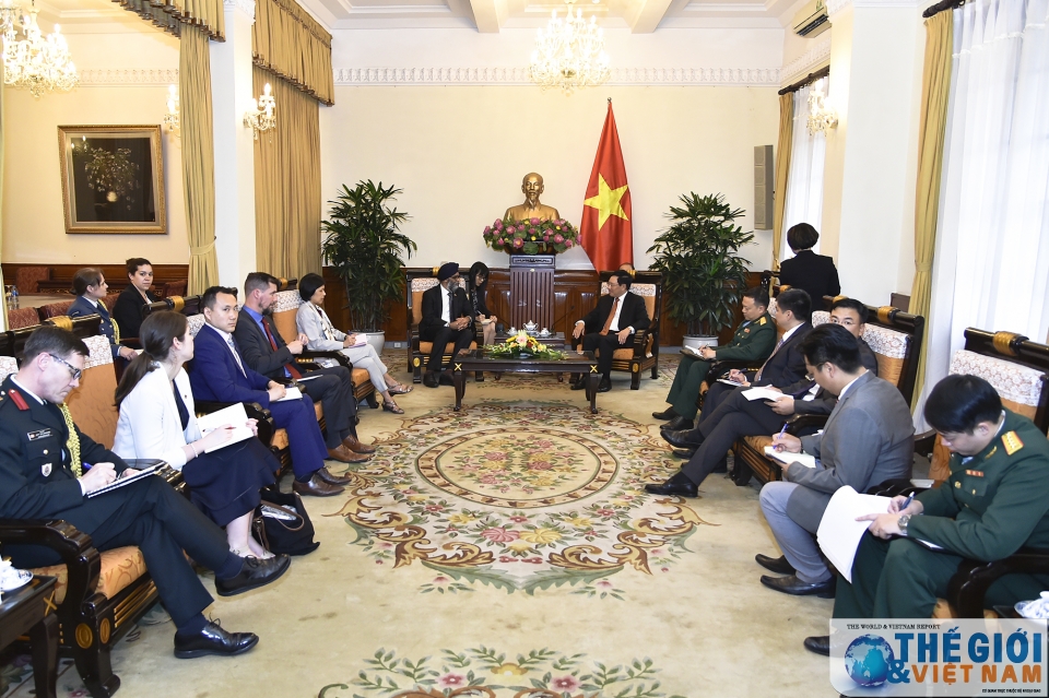 pho thu tuong pham binh minh tiep bo truong quoc phong canada