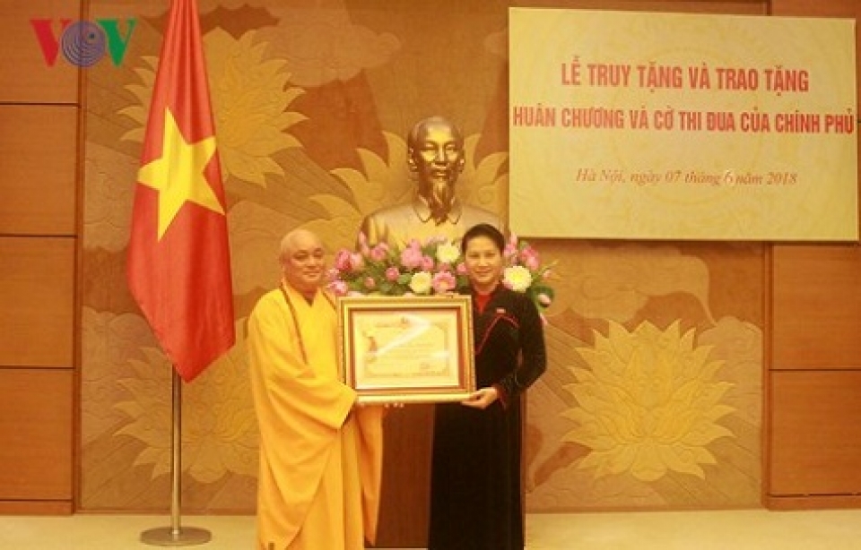 tang huan chuong va co thi dua cho tap the ca nhan co dong gop cho quoc hoi