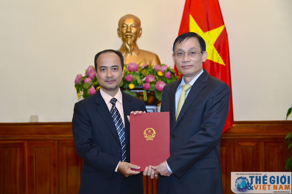 thu truong le hoai trung trao quyet dinh bo nhiem phan cong can bo lanh dao