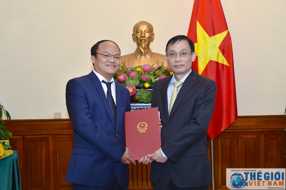 thu truong le hoai trung trao quyet dinh bo nhiem phan cong can bo lanh dao