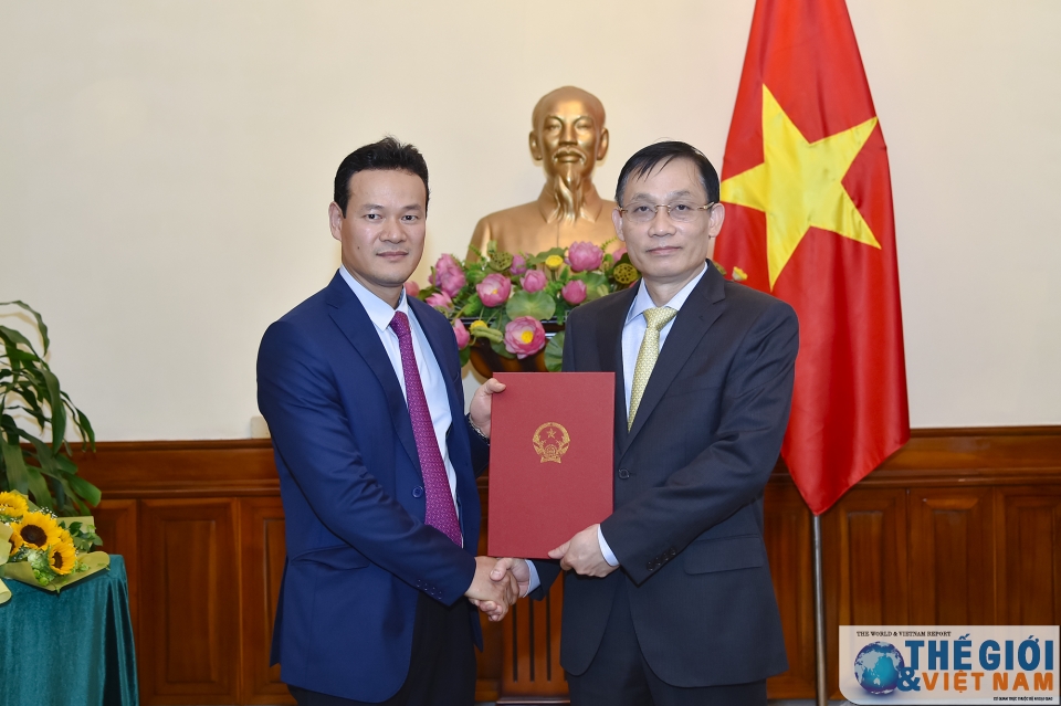 thu truong le hoai trung trao quyet dinh bo nhiem phan cong can bo lanh dao