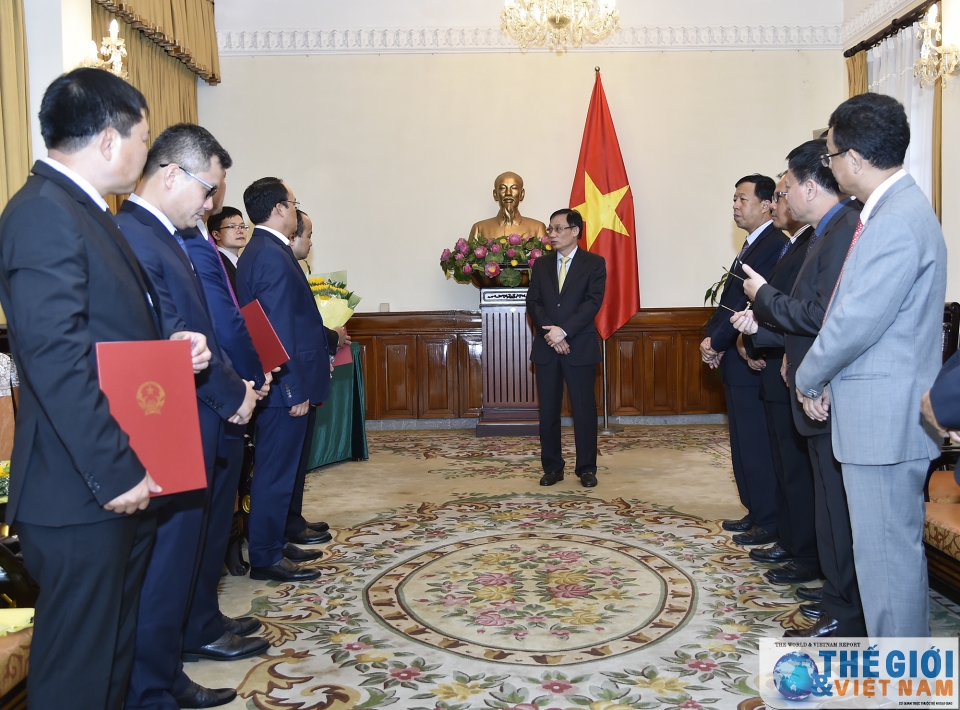 thu truong le hoai trung trao quyet dinh bo nhiem phan cong can bo lanh dao