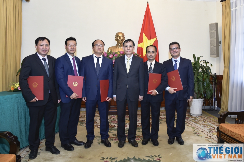 thu truong le hoai trung trao quyet dinh bo nhiem phan cong can bo lanh dao