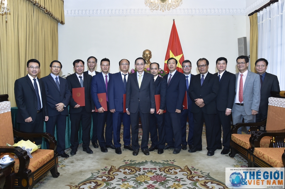 thu truong le hoai trung trao quyet dinh bo nhiem phan cong can bo lanh dao