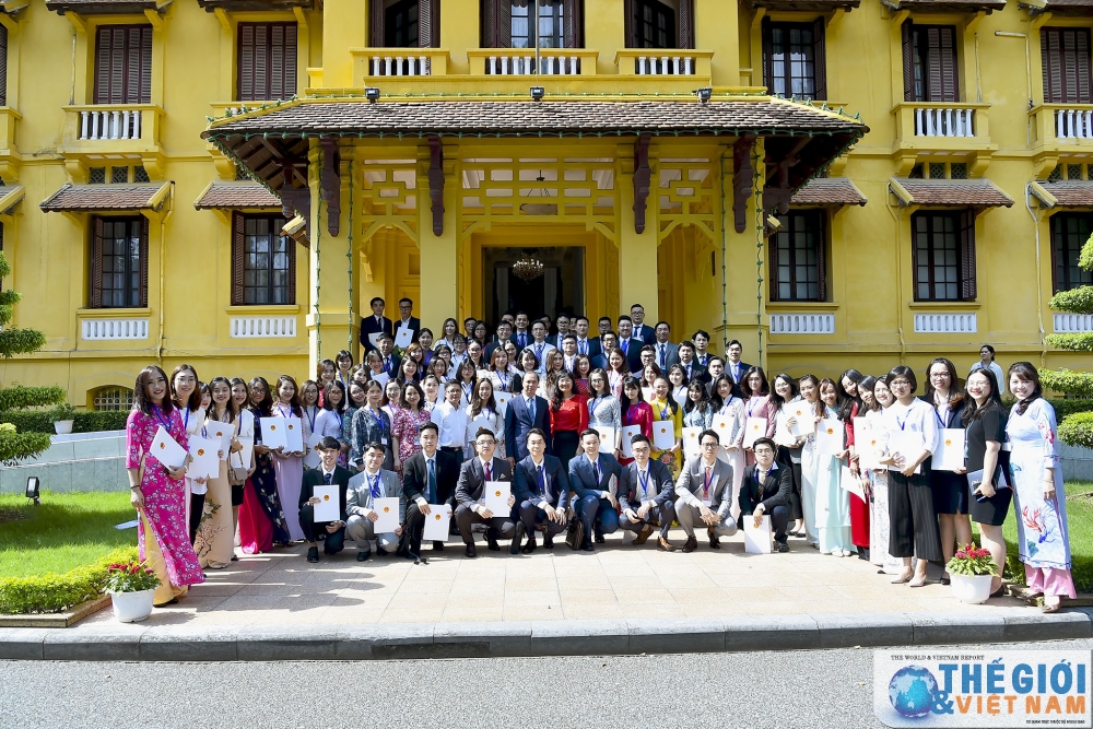 bo ngoai giao trao quyet dinh tuyen dung can bo nam 2019