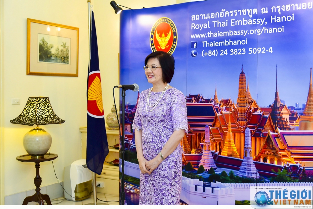 nhom phu nu cong dong asean tham gia lam mon an cung dinh thai lan