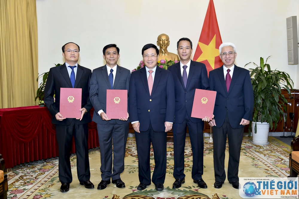 trao quyet dinh bo nhiem tong lanh su va giam doc trung tam thong tin