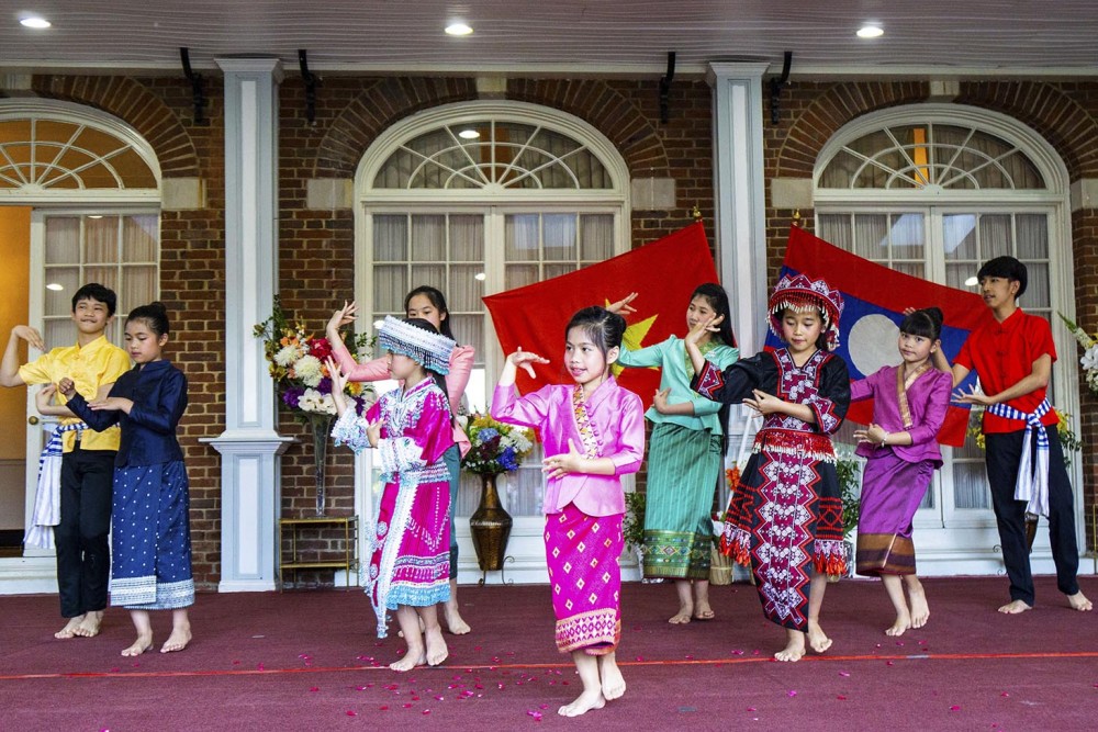 giao luu tang cuong tinh doan ket dac biet viet lao tai hoa ky