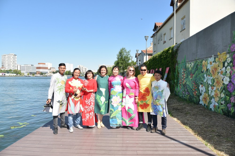 hoa si viet ve hoa len ao dai va trinh dien ben song seine phap