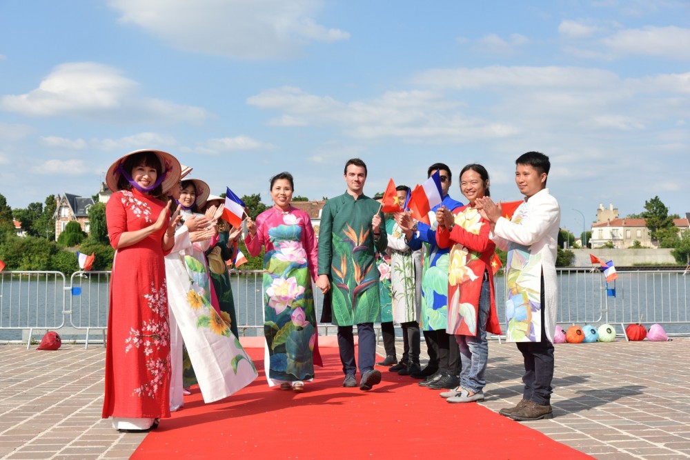 hoa si viet ve hoa len ao dai va trinh dien ben song seine phap