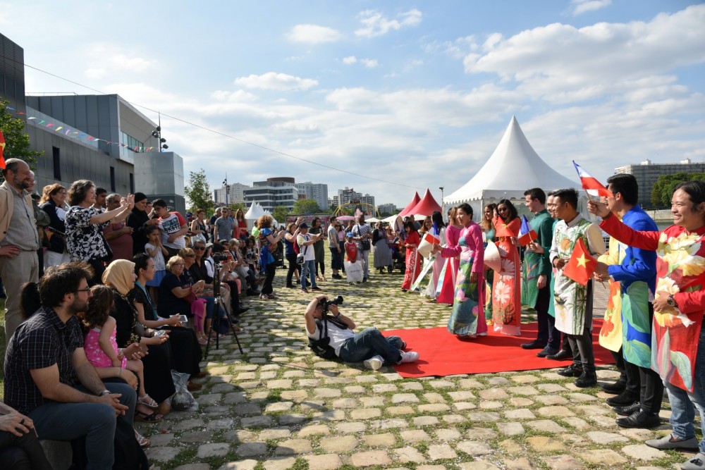 hoa si viet ve hoa len ao dai va trinh dien ben song seine phap