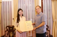 Lãnh đạo Cục Lãnh sự trao Giấy chấp nhận Lãnh sự danh dự Iceland cho bà Nguyễn Ngọc Mỹ