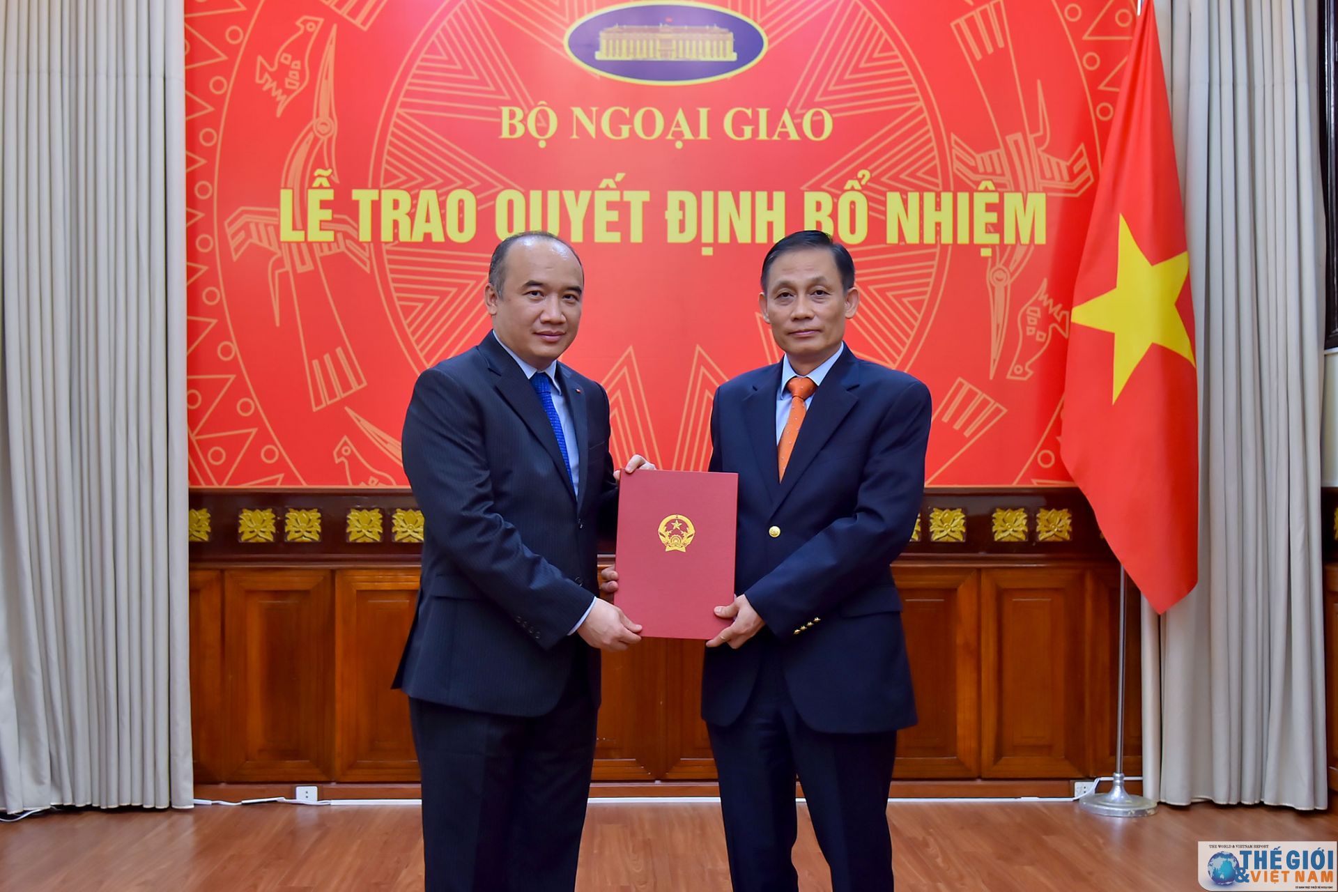 thu truong ngoai giao le hoai trung trao quyet dinh bo nhiem can bo cap vu