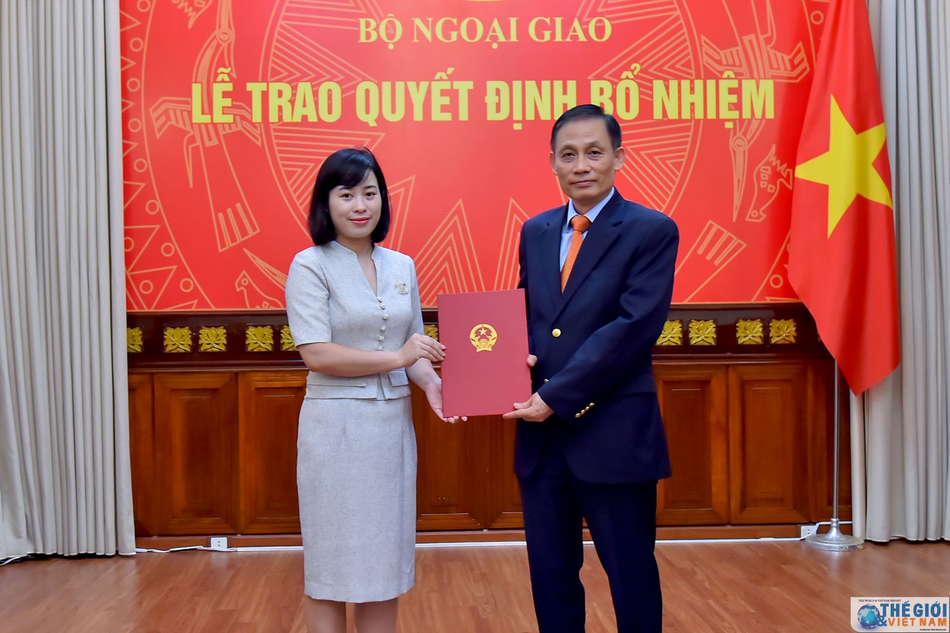 thu truong ngoai giao le hoai trung trao quyet dinh bo nhiem can bo cap vu