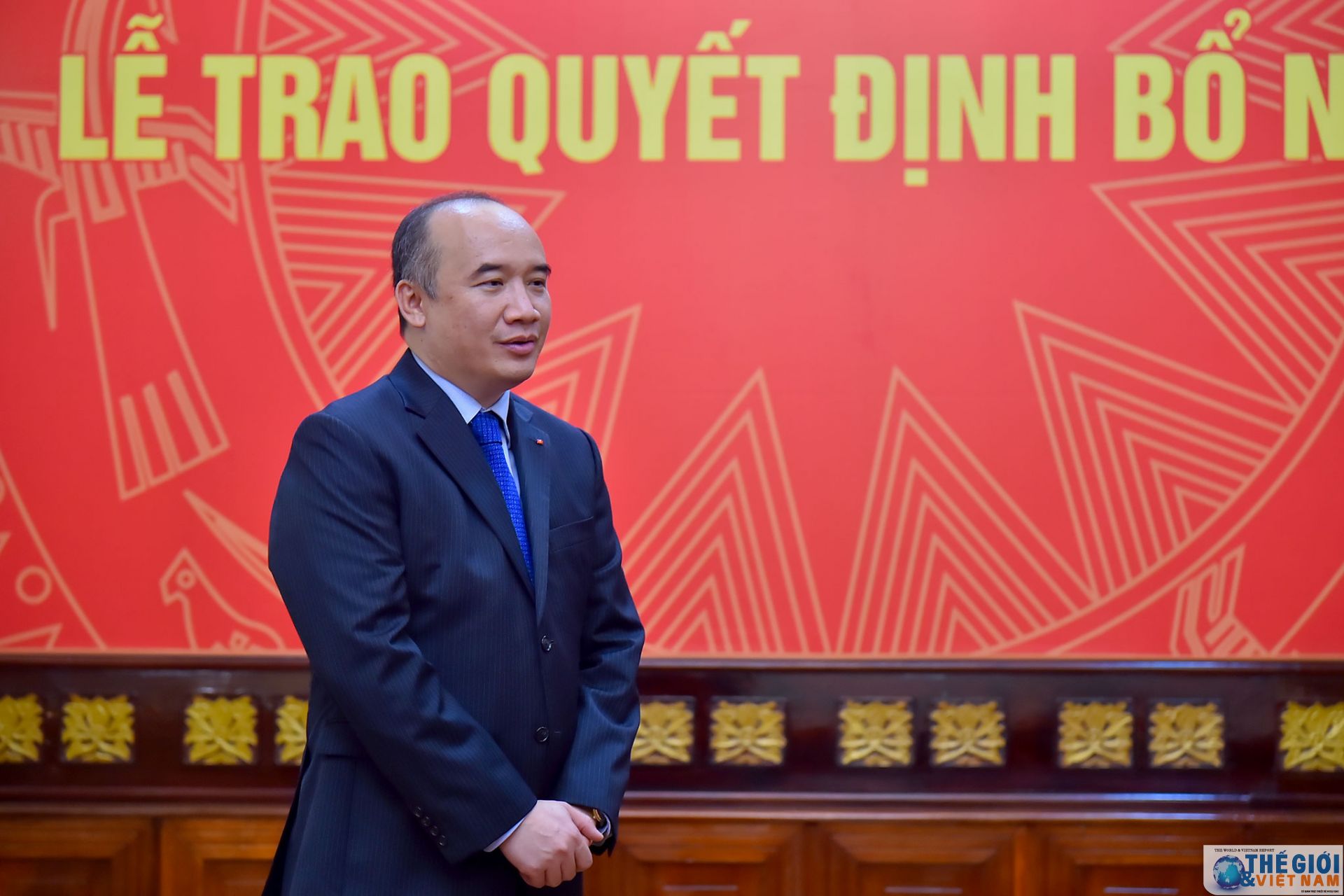 thu truong ngoai giao le hoai trung trao quyet dinh bo nhiem can bo cap vu