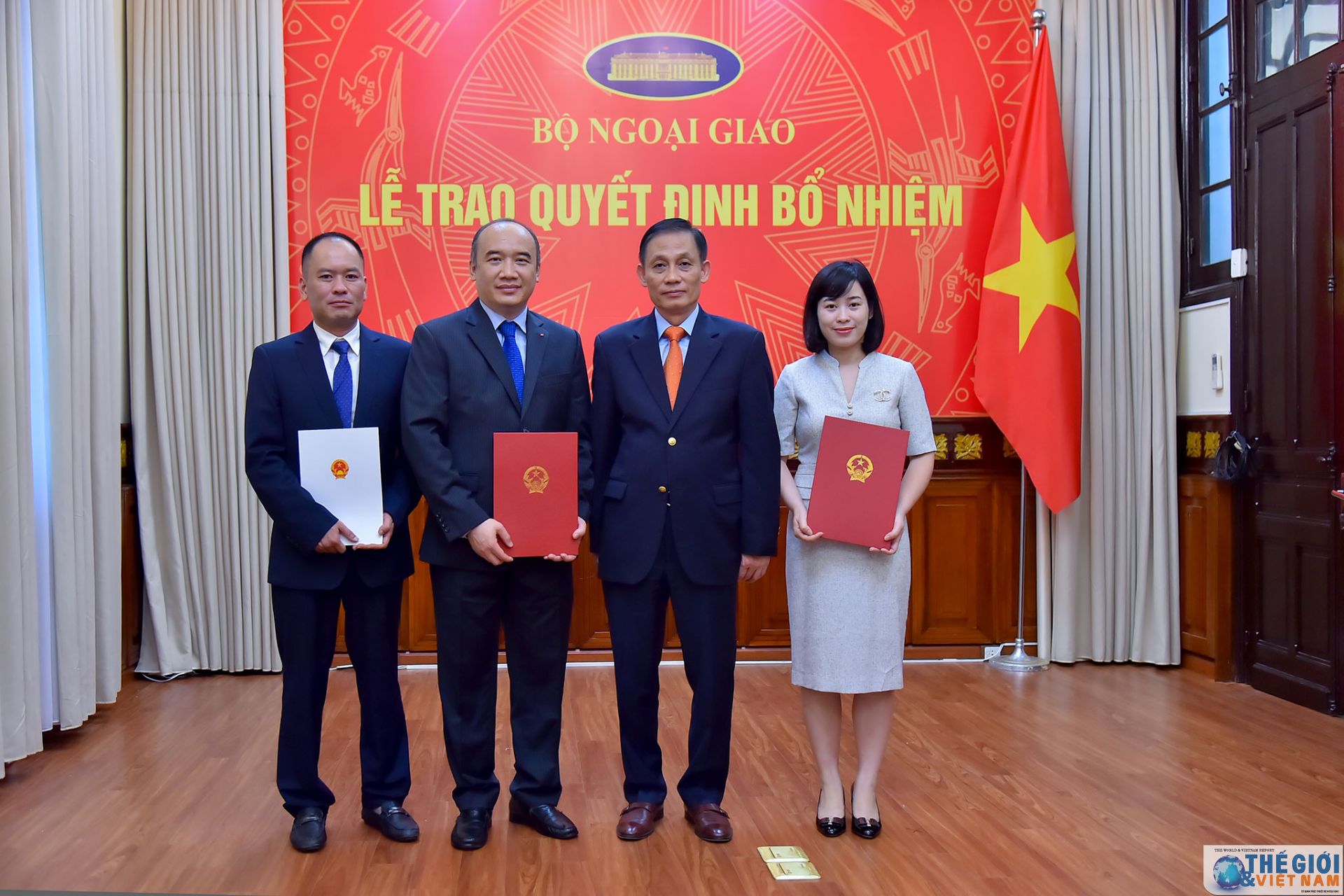 thu truong ngoai giao le hoai trung trao quyet dinh bo nhiem can bo cap vu